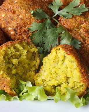 Котлетки из нута и овощей на листовой зелени