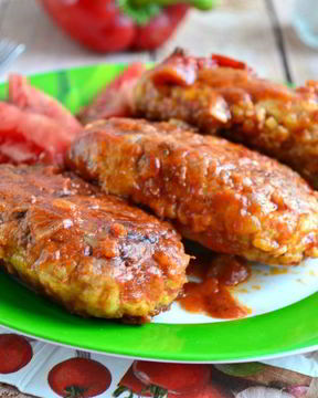 Котлеты из куриного фарша с капустой тушеные в томате