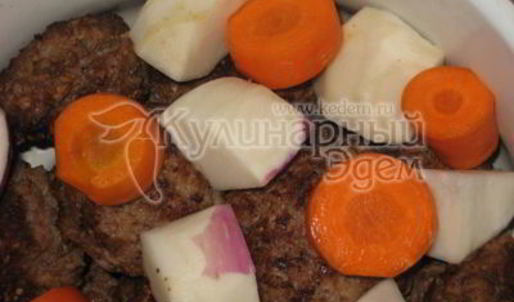 котлеты, тушеные с овощами