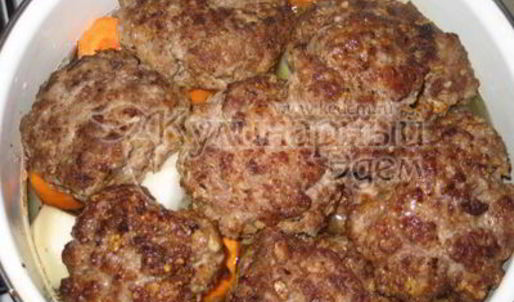 котлеты, тушеные с овощами