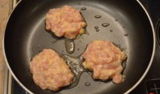 рубленые куриные котлеты с сыром на сковороде