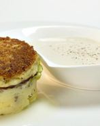 Рыбные котлеты с картофельным пюре и соево-сметанным соусом