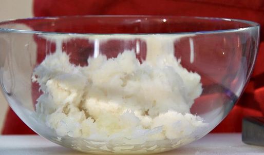 рыбные котлеты с картофельным пюре и соево-сметанным соусом