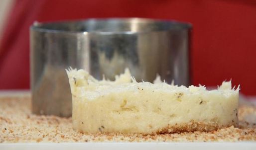 рыбные котлеты с картофельным пюре и соево-сметанным соусом