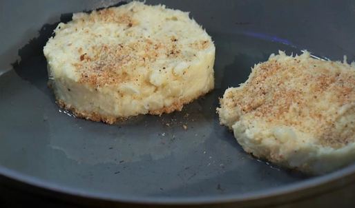 рыбные котлеты с картофельным пюре и соево-сметанным соусом