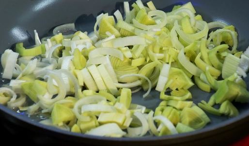 рыбные котлеты с картофельным пюре и соево-сметанным соусом