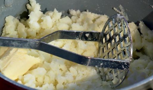 рыбные котлеты с картофельным пюре и соево-сметанным соусом