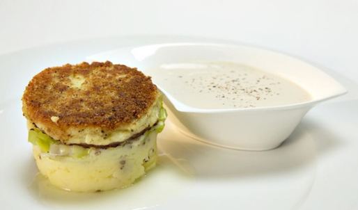 рыбные котлеты с картофельным пюре и соево-сметанным соусом