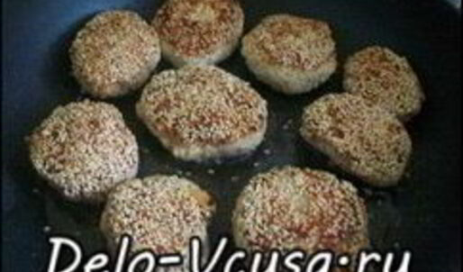 свиные котлеты с сыром пармезан в кунжутной панировке