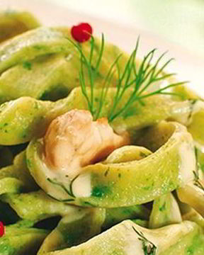 Лапша из шпината с соусом