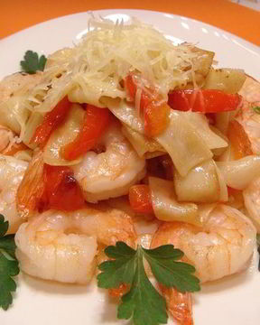 Лапша паппарделле с креветками и сладким перцем