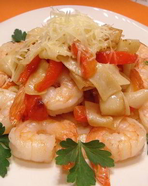 Лапша паппарделле с креветками и сладким перцем