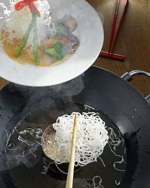 Лапша с брокколи и белыми грибами