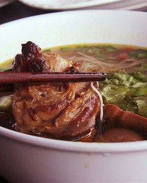 Лапша со свининой, ветчиной и томатами