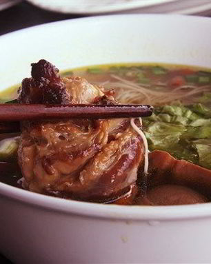 Лапша со свининой, ветчиной и томатами