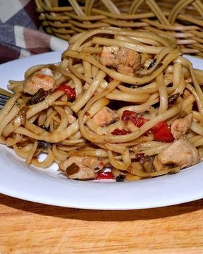 Лапша Удон с курицей, грибами и овощами