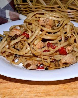 Лапша Удон с курицей, грибами и овощами