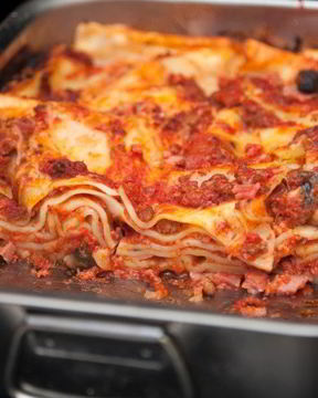 Лазанья болоньезе с сыром проволоне