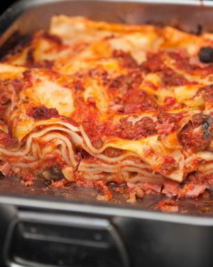 Лазанья болоньезе с сыром проволоне