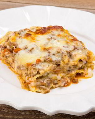 Лазанья с мясным фаршем, соусом и грибами