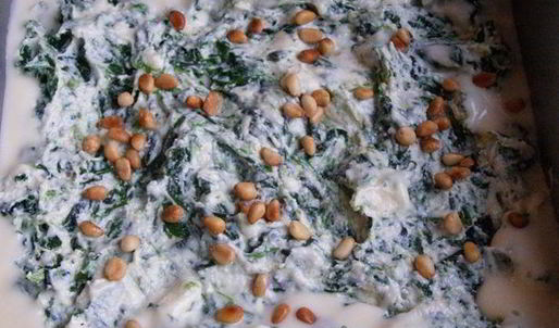 лазанья со шпинатом, рикоттой и кедровыми орешками