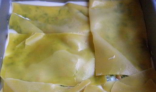 лазанья со шпинатом, рикоттой и кедровыми орешками