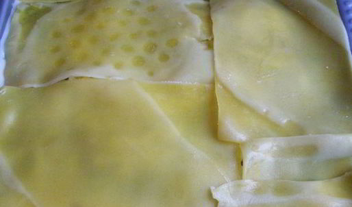 лазанья со шпинатом, рикоттой и кедровыми орешками