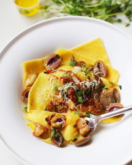 Рецепт открытой лазанья с белыми грибами и оливками