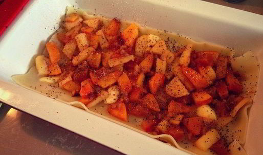 сладкая лазанья с яблоками, некторинами, грецкими орехами и курагой