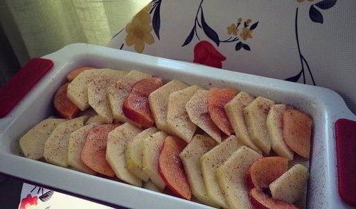 сладкая лазанья с яблоками, некторинами, грецкими орехами и курагой