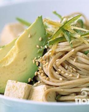 Азиатская лапша с тофу, авокадо и фасолью