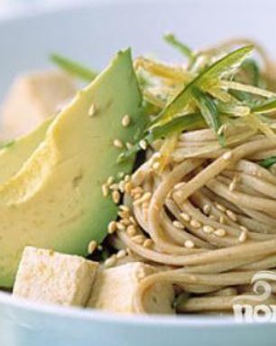 Азиатская лапша с тофу, авокадо и фасолью