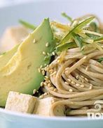 Азиатская лапша с тофу, авокадо и фасолью