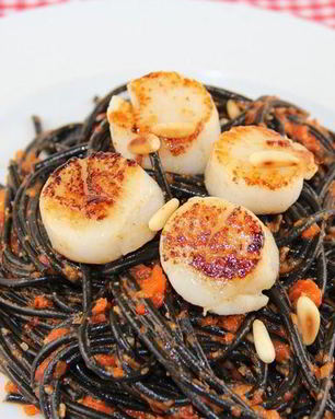 Черная паста с гребешками и песто из запеченных перцев, вяленых томатов и кедровых орешков