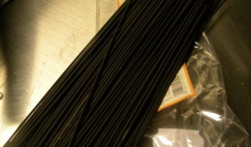 черная паста с гребешками и песто из запеченных перцев, вяленых томатов и кедровых орешков