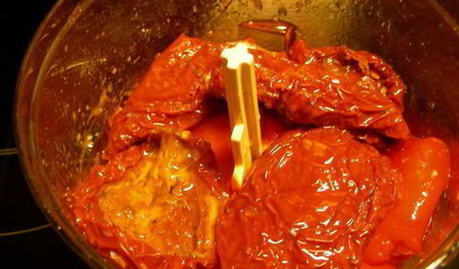 черная паста с гребешками и песто из запеченных перцев, вяленых томатов и кедровых орешков