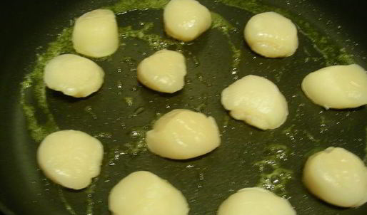 черная паста с гребешками и песто из запеченных перцев, вяленых томатов и кедровых орешков