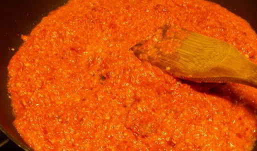 черная паста с гребешками и песто из запеченных перцев, вяленых томатов и кедровых орешков