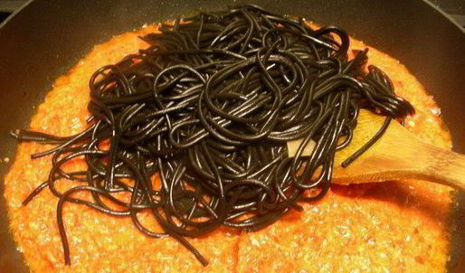 черная паста с гребешками и песто из запеченных перцев, вяленых томатов и кедровых орешков