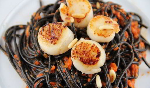 черная паста с гребешками и песто из запеченных перцев, вяленых томатов и кедровых орешков