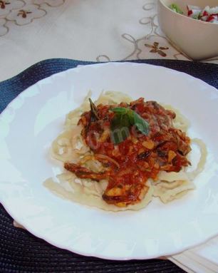 Домашняя паста с морепродуктами в томатном соусе