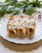 Каннеллони с курицей и грибами под соусом