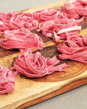 Красные макароны