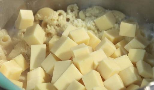 макароны с сыром и салатом коул-слоу