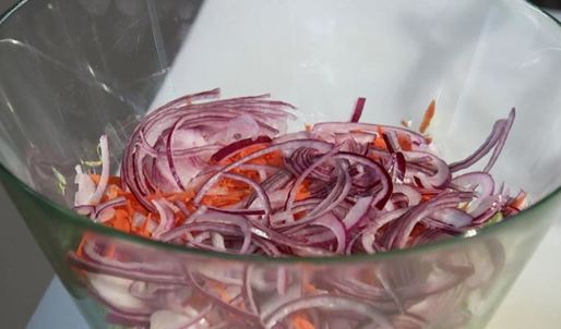 макароны с сыром и салатом коул-слоу