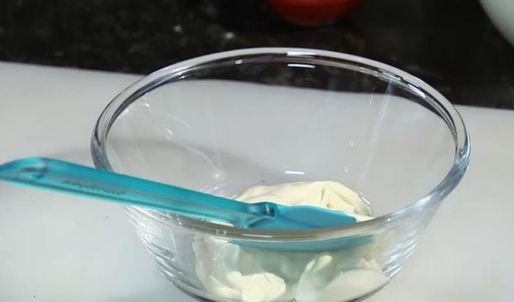 макароны с сыром и салатом коул-слоу