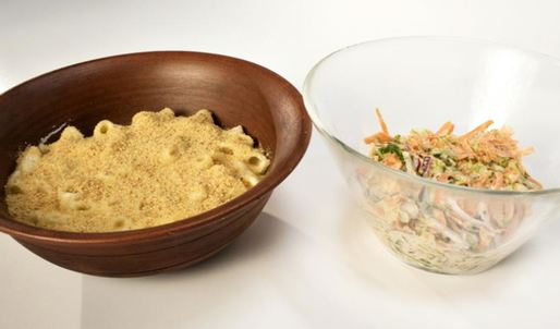 макароны с сыром и салатом коул-слоу