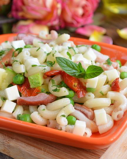 Рецепт макарон с цукини, козьим сыром и зеленым горошком