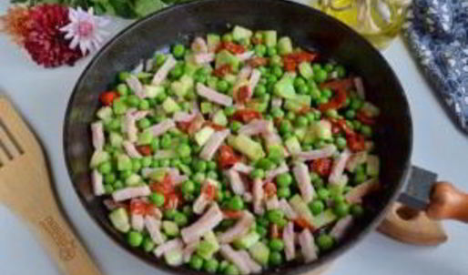 макароны с цукини, козьим сыром и зеленым горошком