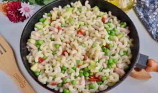 макароны с цукини, козьим сыром и зеленым горошком